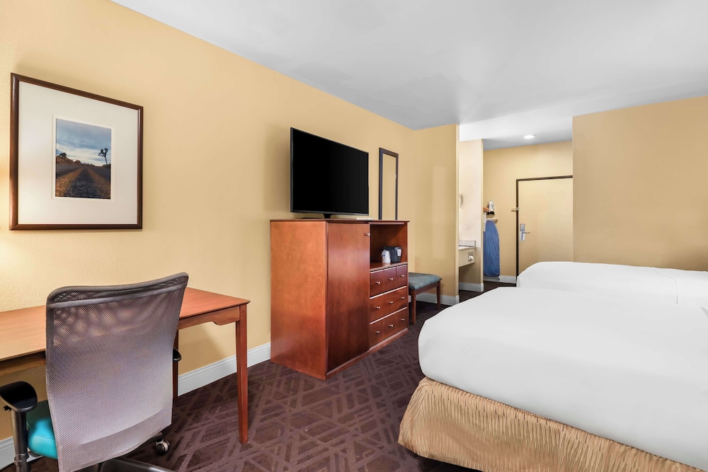 Standard Room, 2 Double Beds, Accessible, Bathtub photo 3