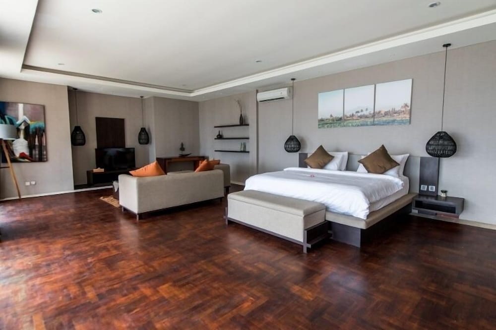 1 Master Bedroom photo 3