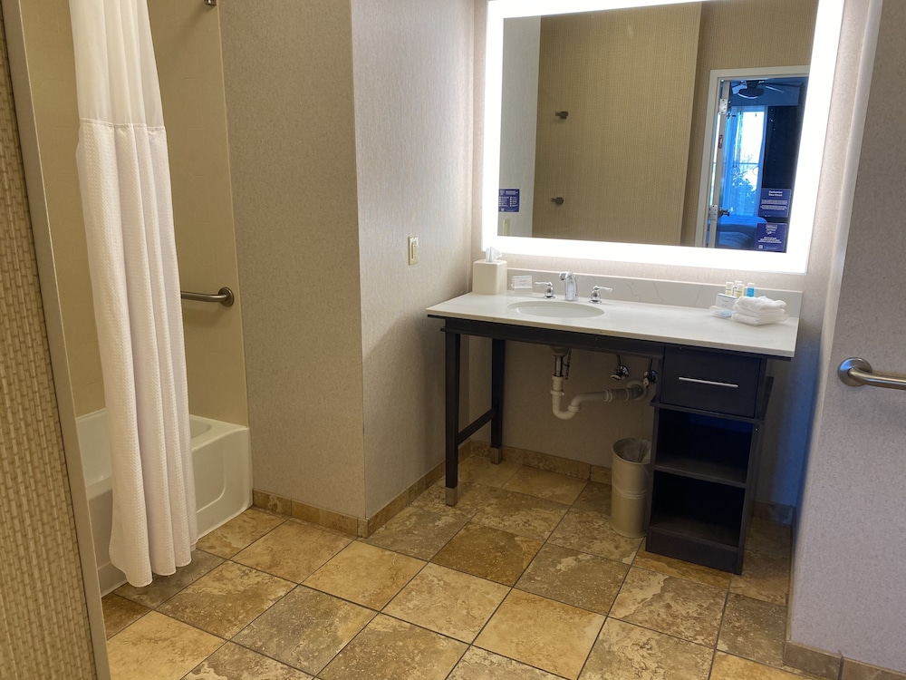 Suite, 2 Queen Beds, Accessible, Bathtub - Photo 6