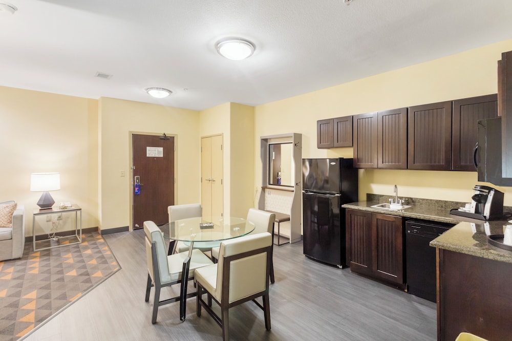 Suite, Multiple Beds (Additional Living and Dining Area) - Photo 2