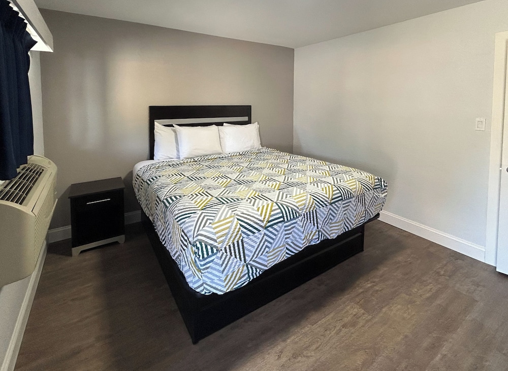 Deluxe Room, 1 King Bed, Smoking, Refrigerator & Microwave