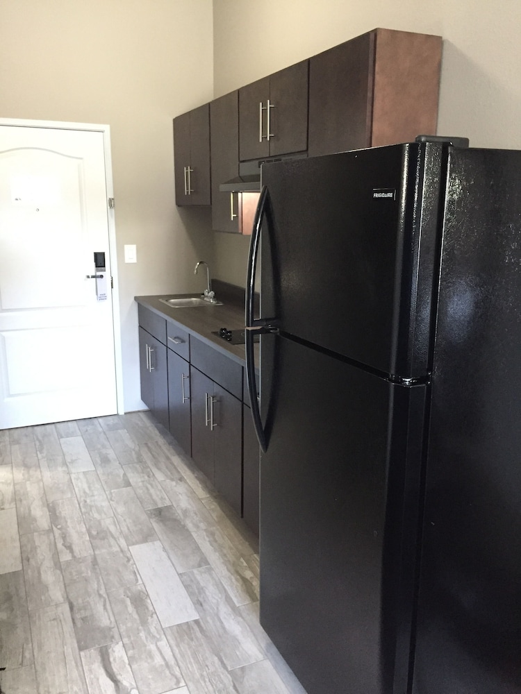 Suite, 1 King Bed, Kitchenette photo 3