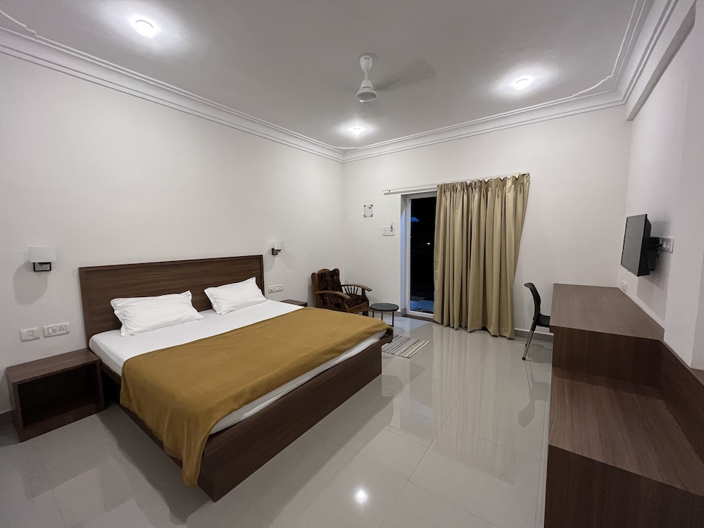 Deluxe Room, 1 King Bed, Patio photo 3
