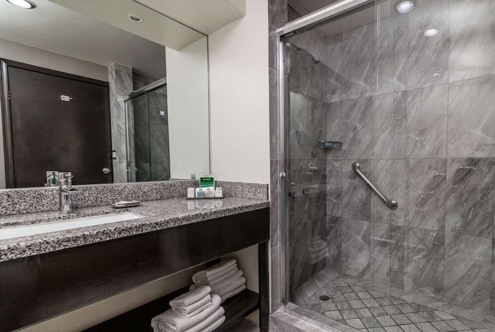 Standard Room, 2 Queen Beds - Photo 7