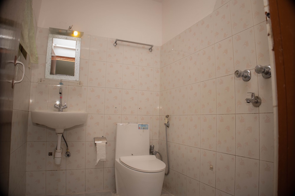 Deluxe Double or Twin Room - Photo 8
