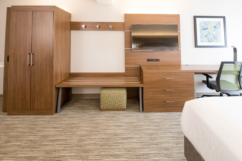 Standard Room, 1 King Bed, Accessible, Non Smoking (Communications, Accessible Tub) - Photo 3