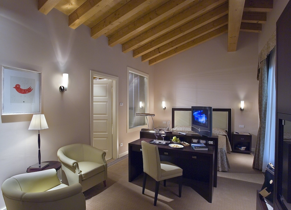 Junior Suite (Love with Jacuzzi) photo 3