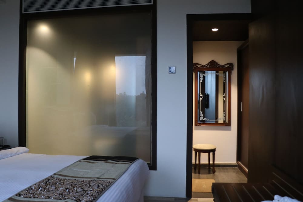 Club Room, 1 King Bed, City View photo 1