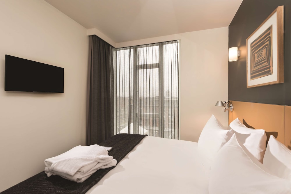 Premium Room, 1 Bedroom, Balcony thumbnail 5