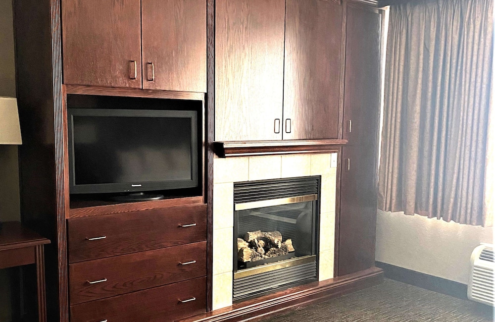 Suite, 1 King Bed, Non Smoking, Jetted Tub - Photo 2
