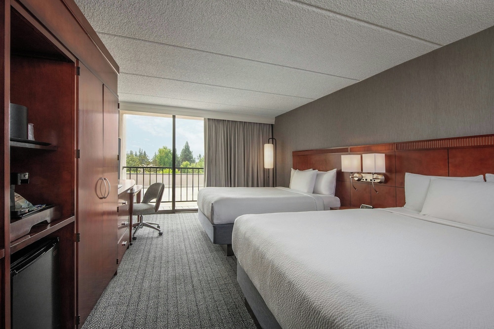 Room, 2 Queen Beds (Mobility Accessible, Tub) photo 1