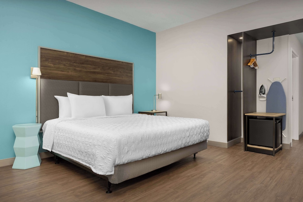 Room, 1 King Bed - Photo 2