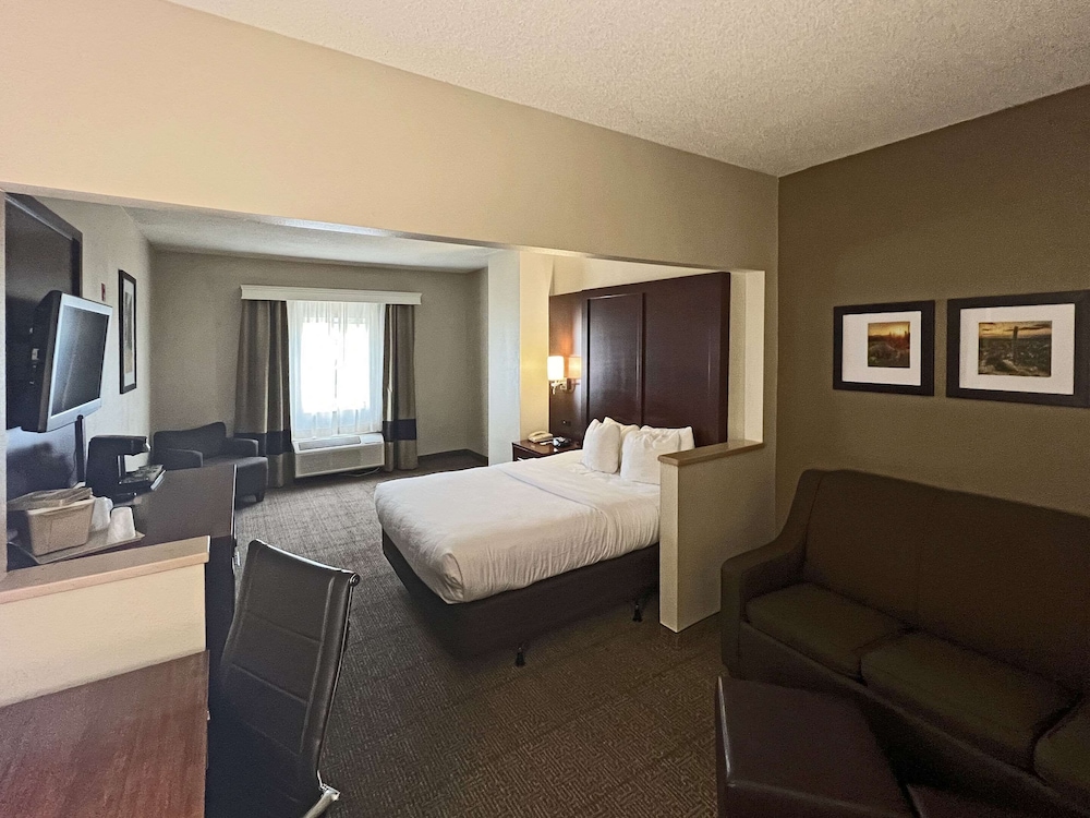 Suite, 1 Queen Bed with Sofa bed, Non Smoking - Photo 1