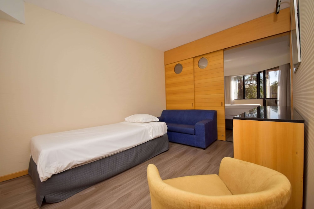 Deluxe Room, 3 Twin Beds photo 1