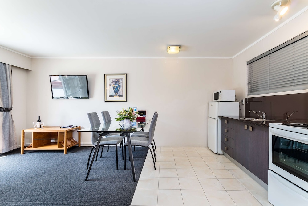One Bedroom Suite, Multiple Beds, Non Smoking, Full Kitchen thumbnail 5