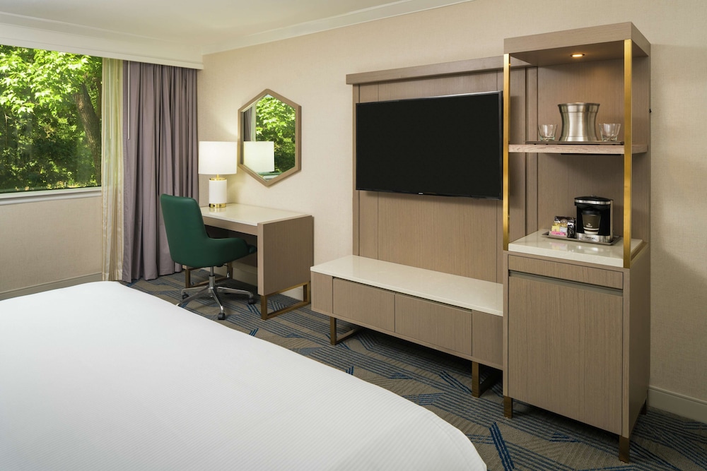 One Queen Bed, Accessible - Photo 3
