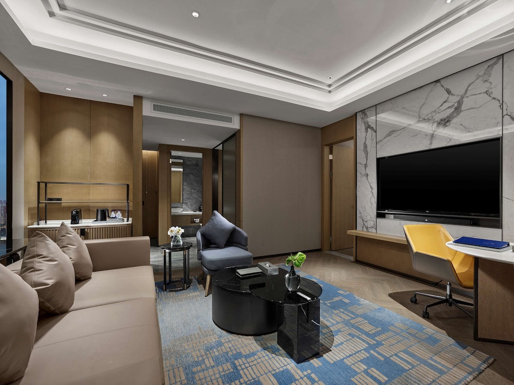 Deluxe Suite, 1 King Bed photo 3