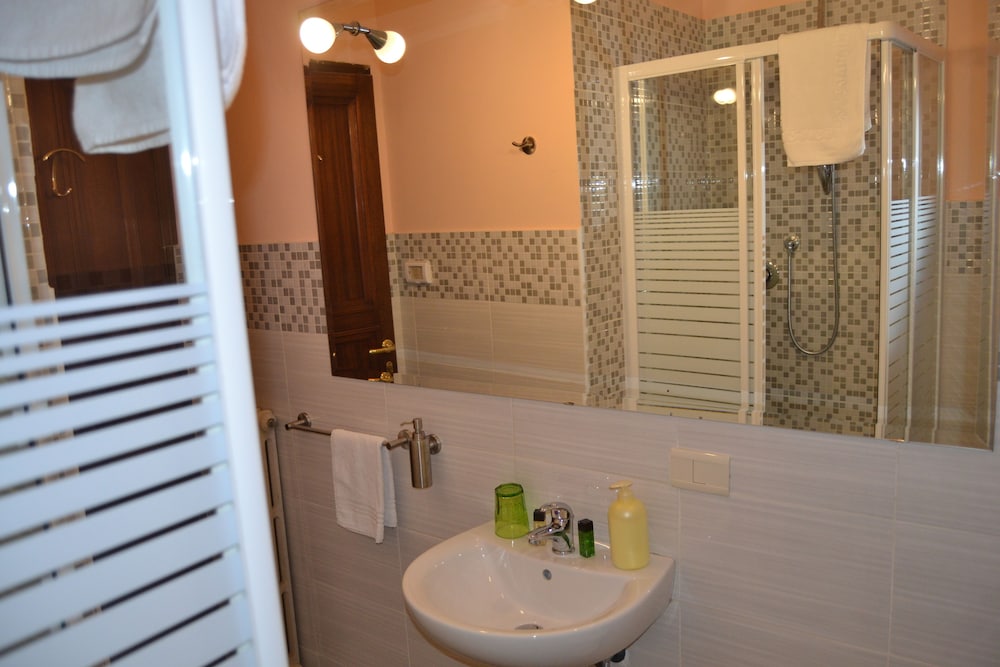 Family Room, Private Bathroom (external) photo 3