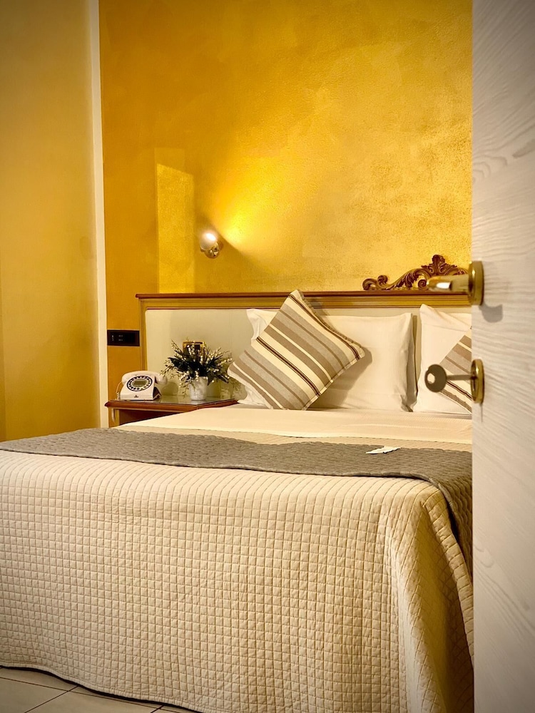 Classic Double or Twin Room, 1 Queen Bed photo 3
