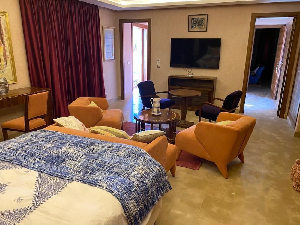 Deluxe Double Room, 1 King Bed, Pool View