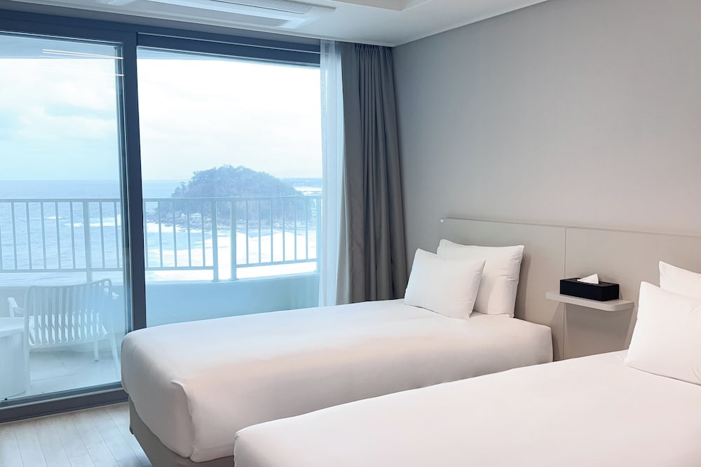 Deluxe Twin Room, Balcony, Partial Ocean View