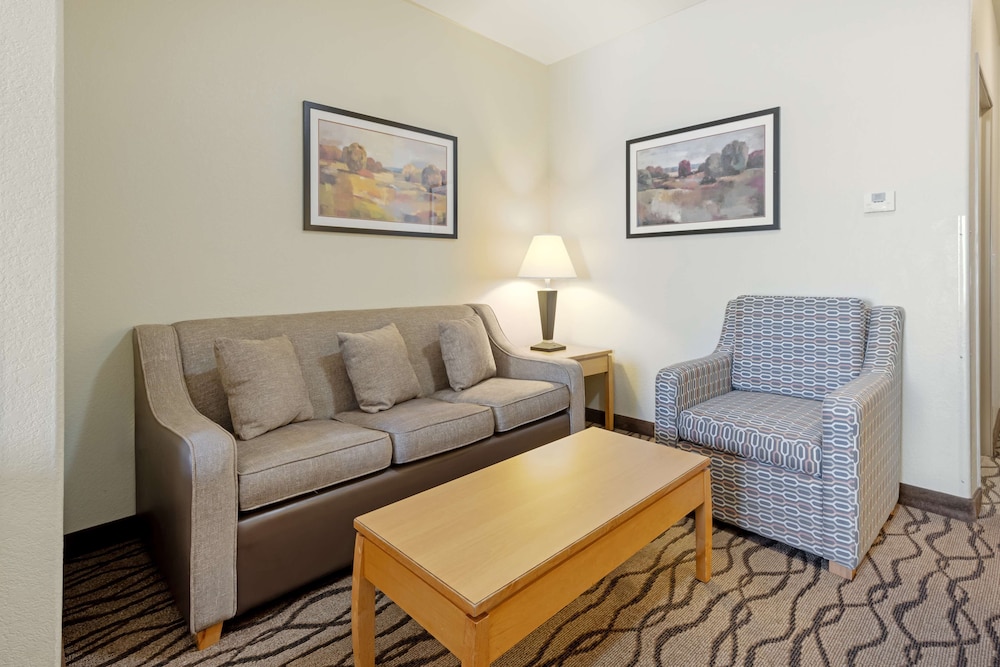 Suite, 2 Queen Beds, Non Smoking, Refrigerator & Microwave (with Single Sofabed) photo 3
