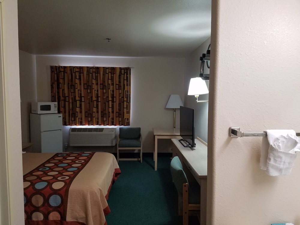 Deluxe Room, 1 Queen Bed, Non Smoking photo 2