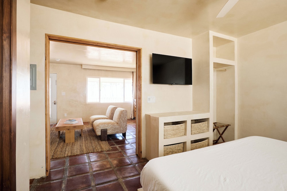 Deluxe One Bedroom Queen Suite Oceanview photo 2