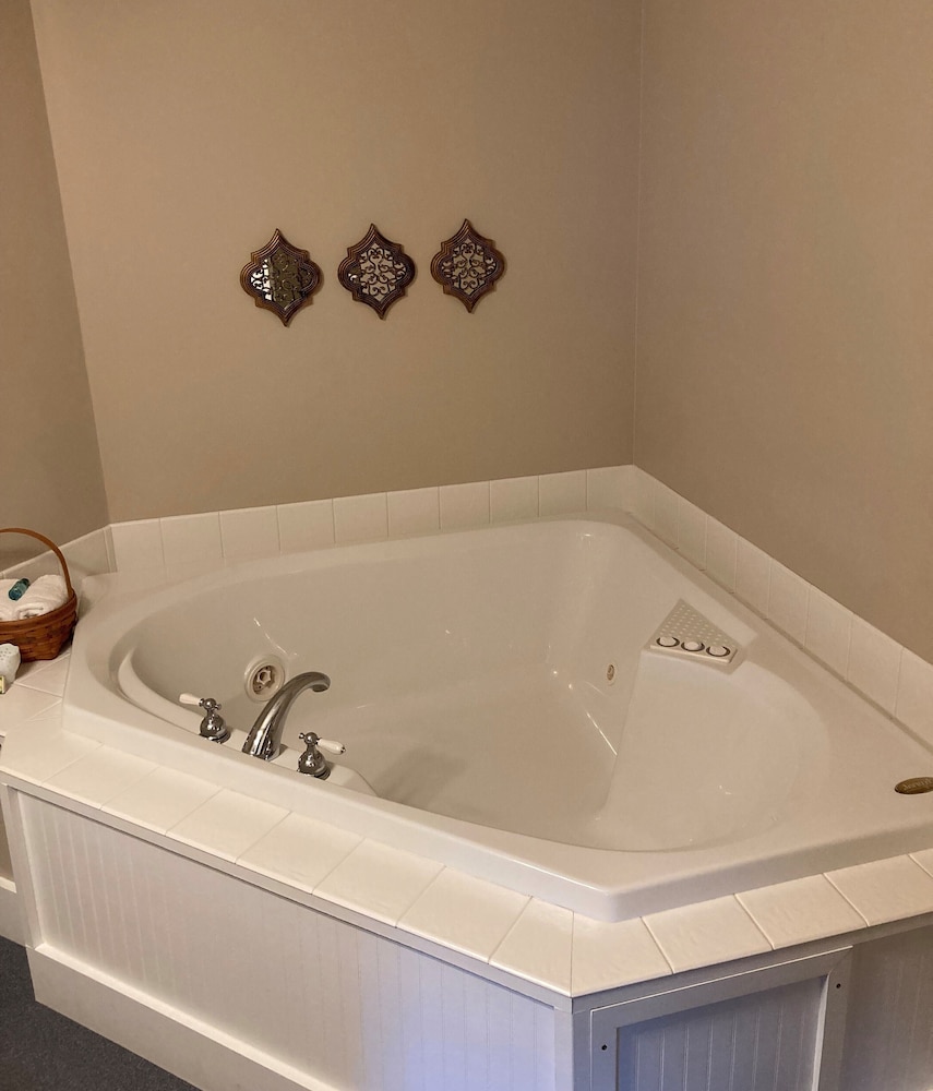 Mathers Deluxe, 1 Queen Bed, Non Smoking with Jaccuzzi photo 3