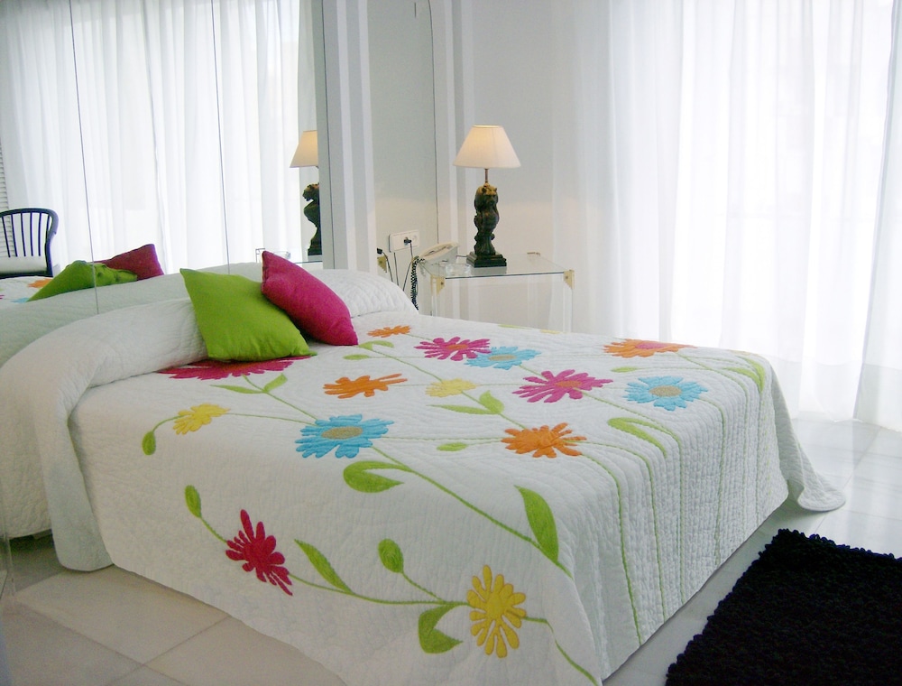 Suite, 2 Bedrooms (2 Adults + 1 Child) - Photo 2