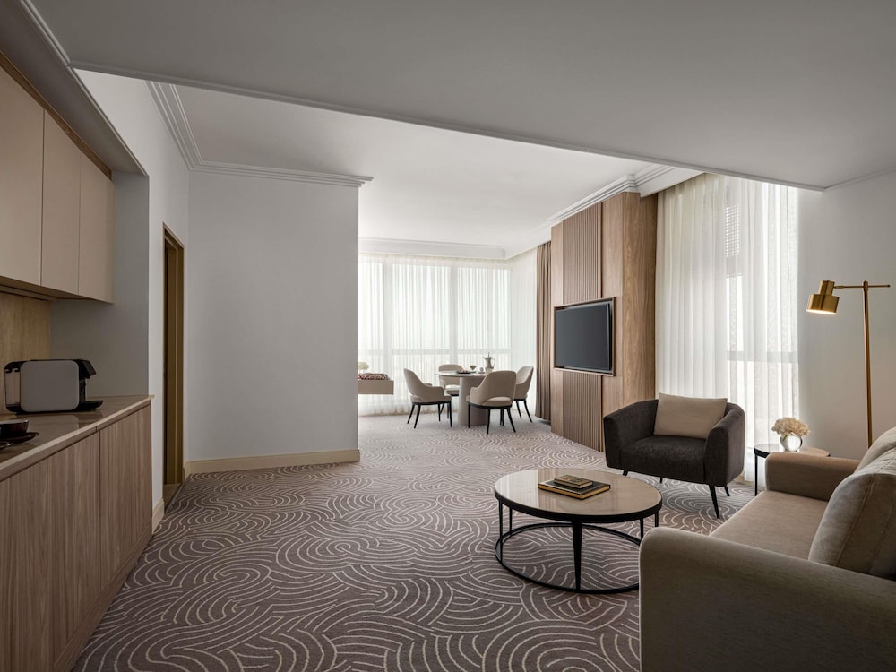 Superior Suite, 1 King Bed (Partial Haram View) thumbnail 6