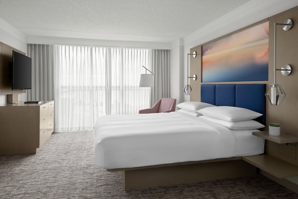 Suite, 1 Bedroom - Photo 2