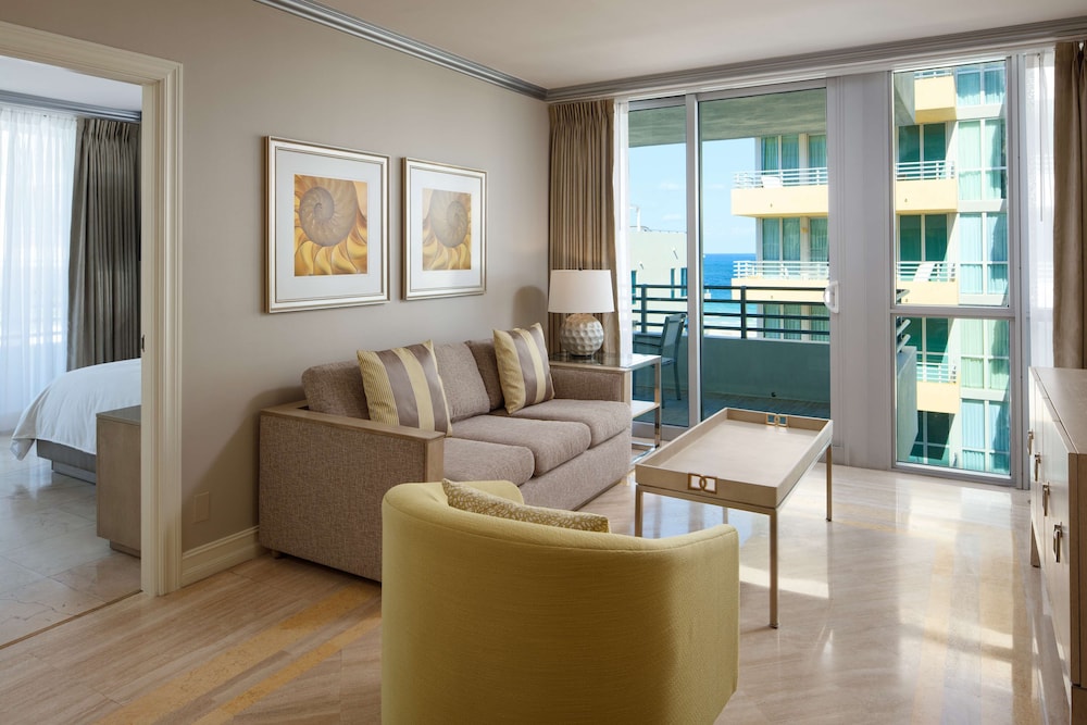 Suite, 1 King Bed, Balcony