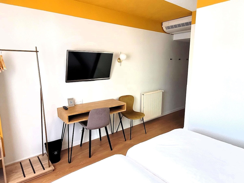 Standard Room, Multiple Beds - Photo 3