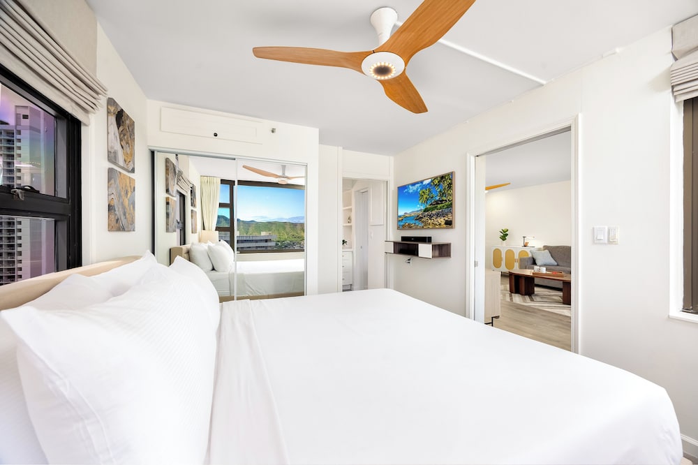 Premium Remodeled Condo with Ocean View and Parking: Premium Apartment, 1 King Bed with Sofa bed, Ocean View (WB 2713 T1) photo