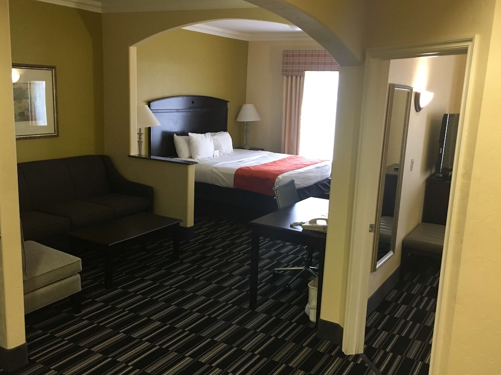 Suite, Multiple Beds, Non Smoking, Refrigerator & Microwave - Photo 1