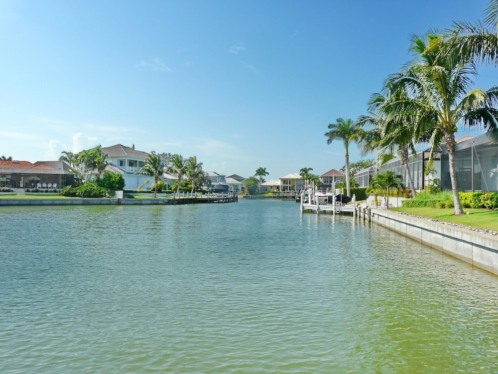 House, Multiple Beds (Waterfront home with pool, spa and bo)