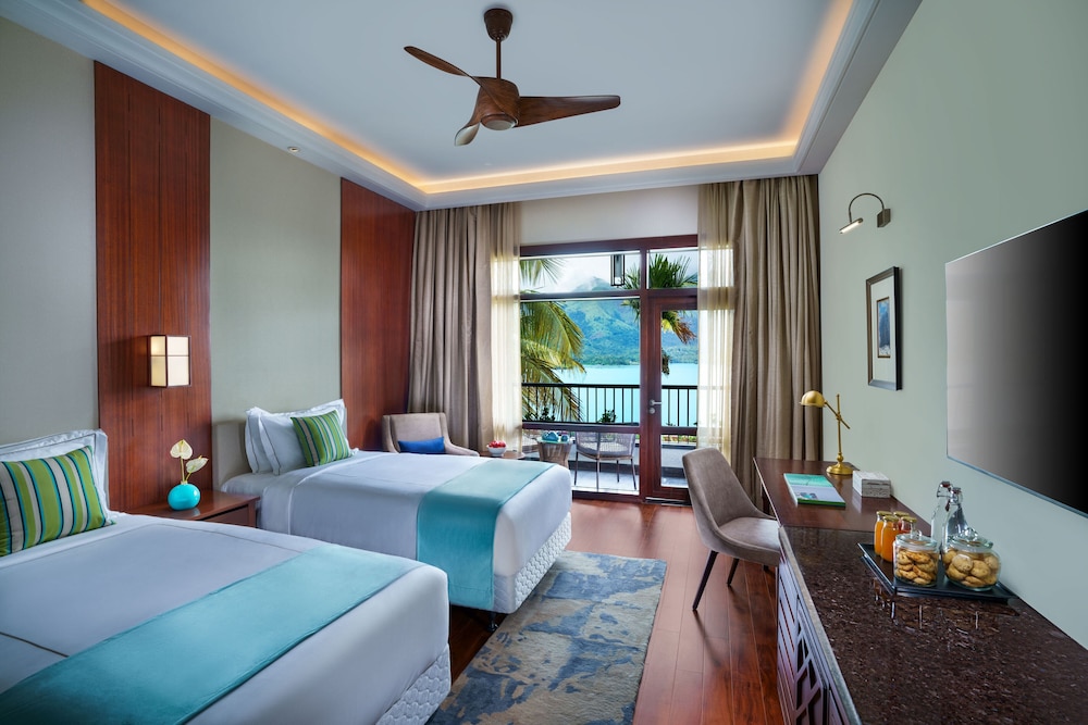 Luxury Room, 1 King Bed, Balcony, Lake View - Photo 1