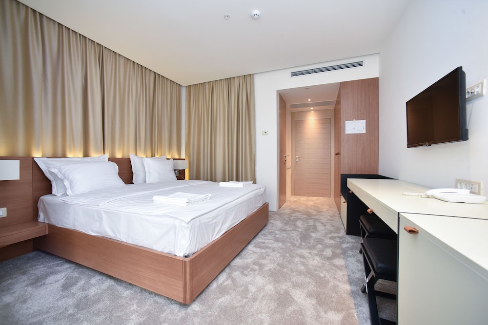 Deluxe Double Room, 1 Queen Bed with Sofa bed, Accessible photo 1