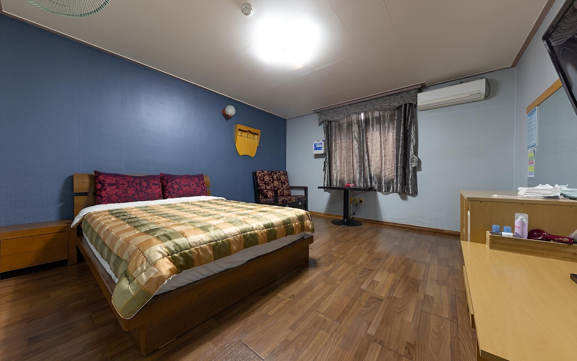Room (Bed) - Photo 5