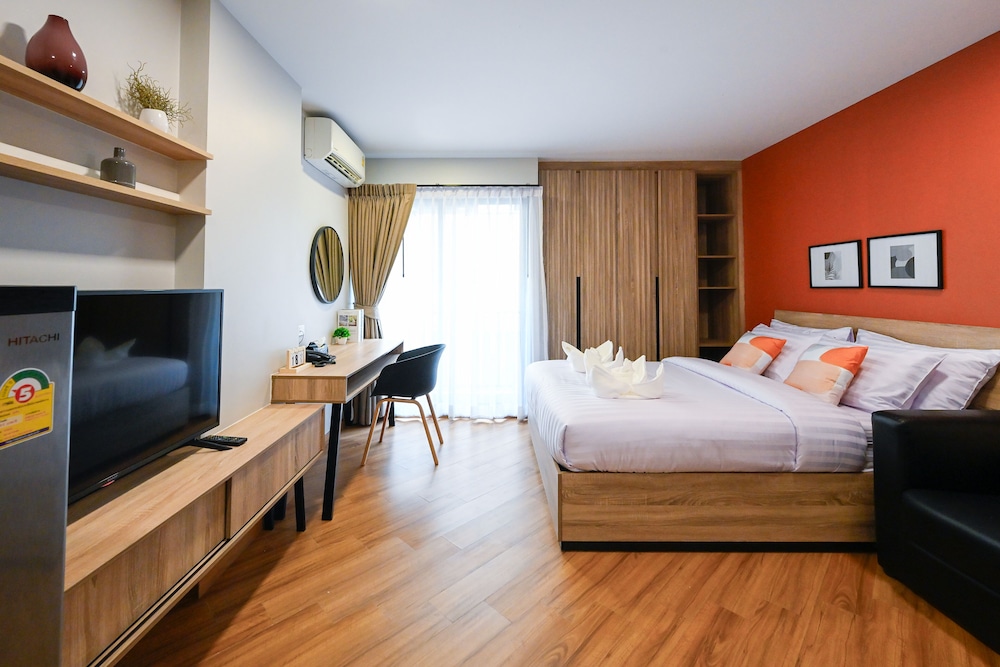 Standard Room, 1 Queen Bed photo 2