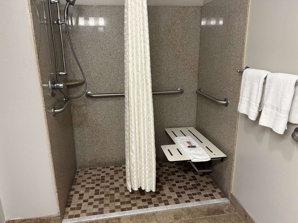 Room, 2 Queen Beds, Accessible, Non Smoking (Mobility/Hearing, Roll-In Shower) - Photo 2