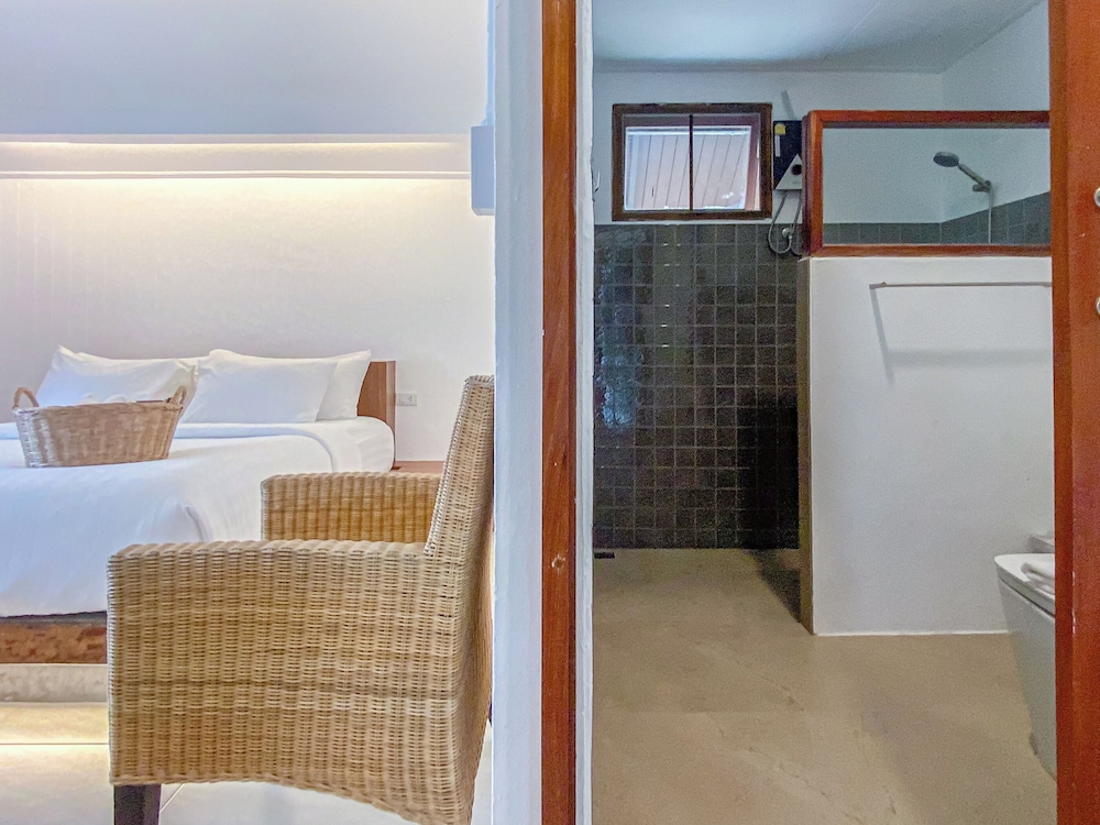 Beach Front Villa with Bathtub - Photo 1