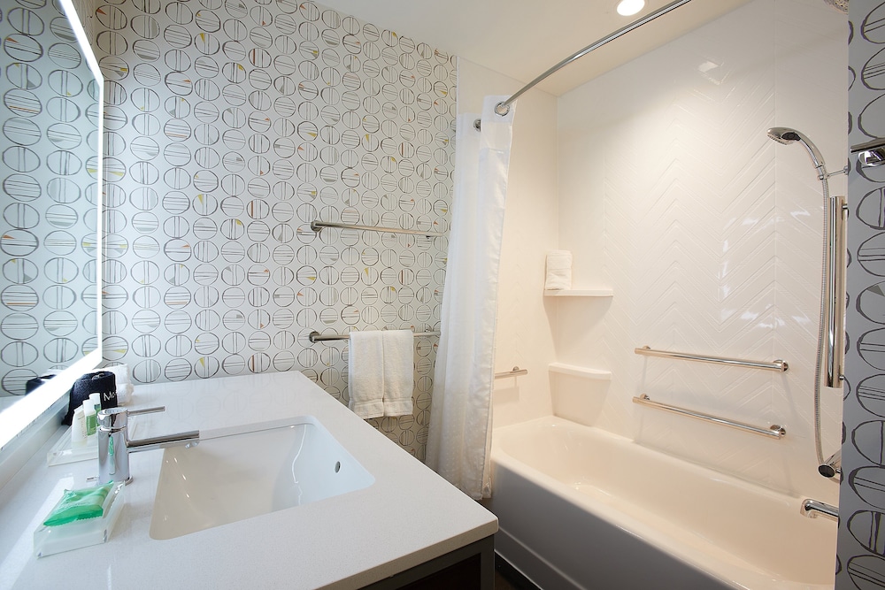 Standard Room, 1 King Bed, Accessible Bathtub (Mobility) - Photo 5