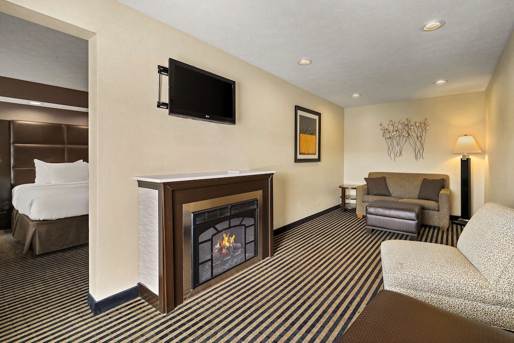 Suite, Multiple Beds (2 Kings) - Photo 2
