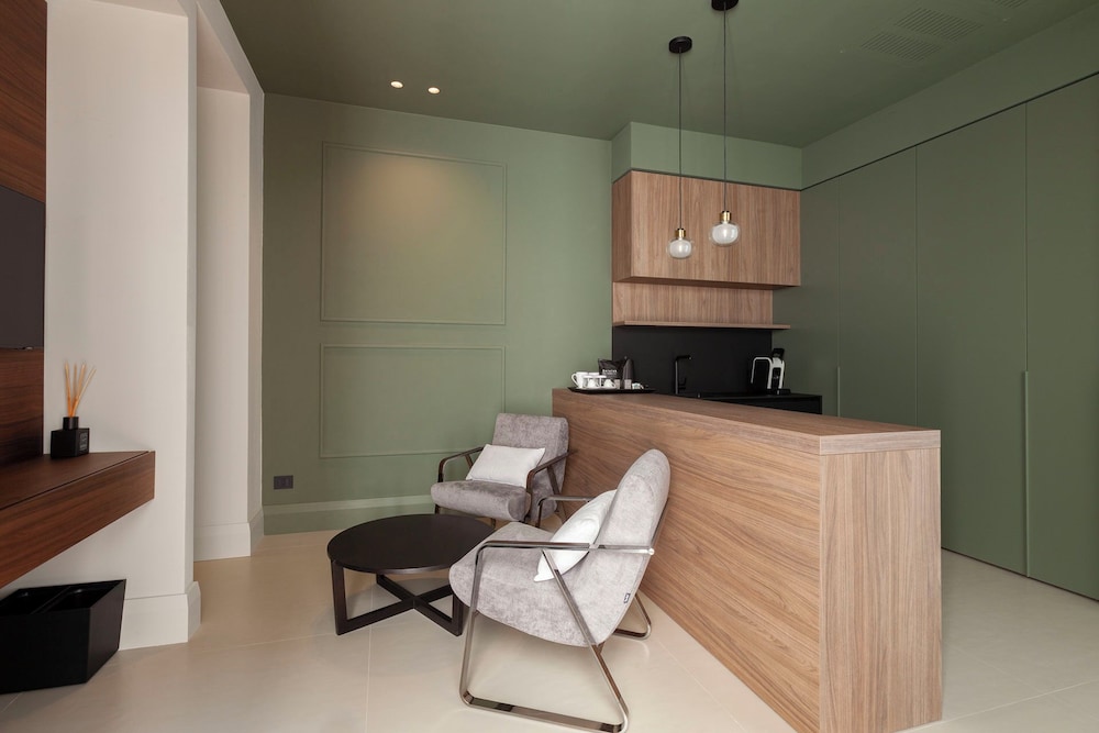 Executive Suite - Photo 17