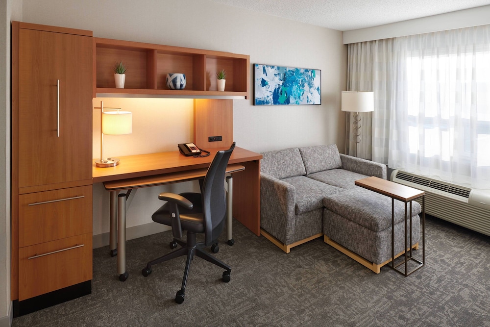Suite, 2 Bedrooms - Photo 2