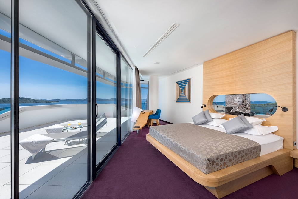 Grand Suite, 2 Bedrooms, Hot Tub, Sea View photo 3