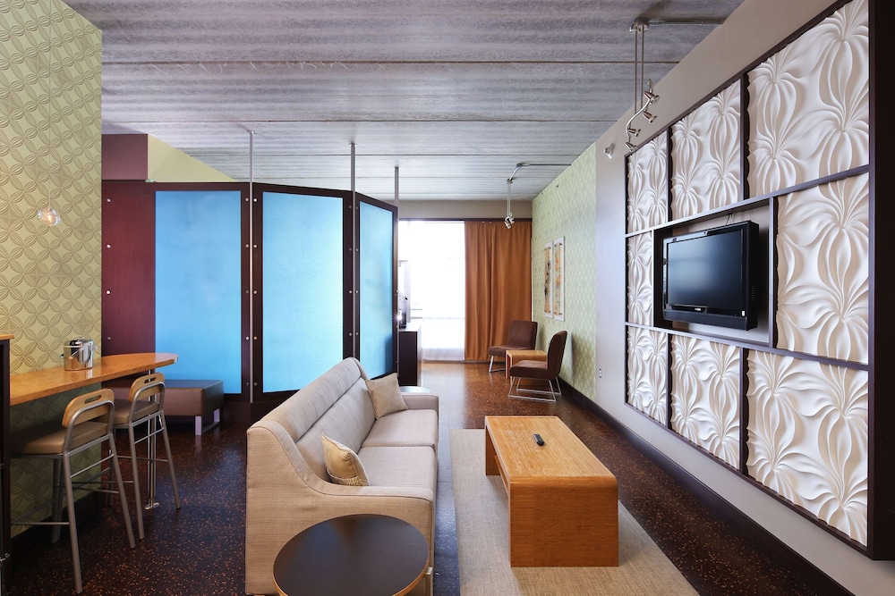 Deluxe Studio Suite, 1 King Bed, Balcony