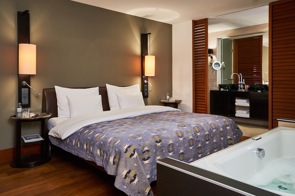 Deluxe Suite, City View